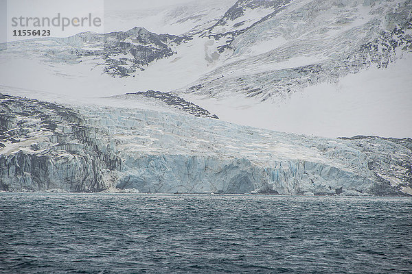 Gletscher  der einen Berg auf der Elefanteninsel hinunterfließt  Süd-Shetland-Inseln  Antarktis  Polarregionen