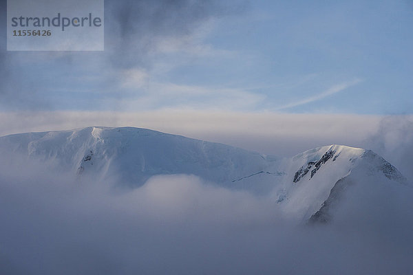 Ein Berg bricht durch die Wolken  Elefanteninsel  Süd-Shetland-Inseln  Antarktis  Polarregionen