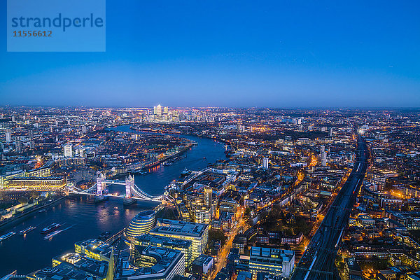 Hohe Ansicht der Londoner Skyline in der Abenddämmerung entlang der Themse von der Tower Bridge bis Canary Wharf  London  England  Vereinigtes Königreich  Europa