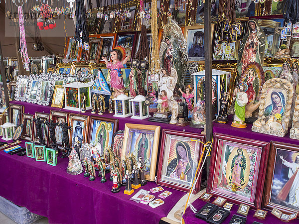Verkaufsstand mit Heiligenbildern  Fest der Jungfrau von Guadalupe  Schutzpatronin von Mexiko  Oaxaca  Mexiko  Nordamerika