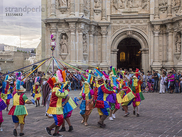 Maskentänzer  Fiesta de la Virgen de la Soledad  Basilika der Jungfrau der Einsamkeit  Oaxaca  Mexiko  Nordamerika