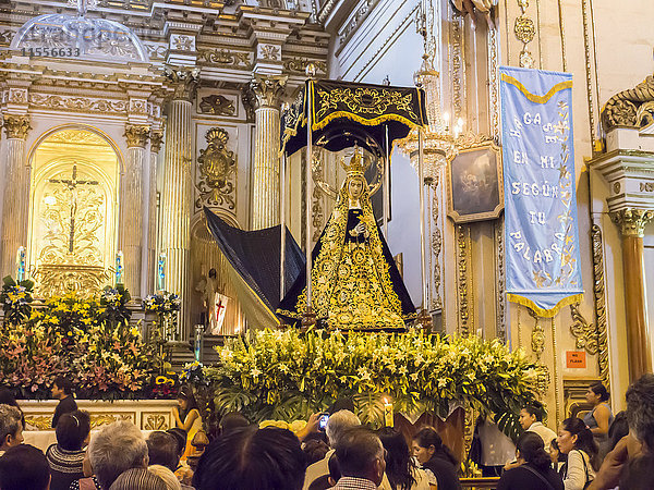 Menschenmengen versammeln sich zu Ehren des Bildes der Schutzpatronin von Oaxaca  Fiesta de la Virgen de la Soledad  Basilika Unserer Lieben Frau der Einsamkeit  Oaxaca  Mexiko  Nordamerika