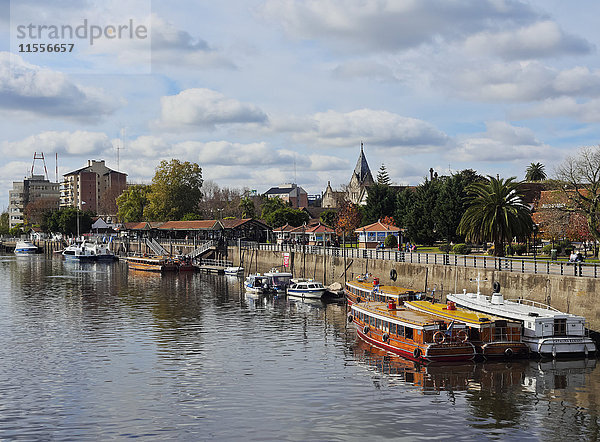 Oldtimer-Mahagoni-Motorboote bei der Flussstation am Tigre-Flusskanal  Tigre  Provinz Buenos Aires  Argentinien  Südamerika