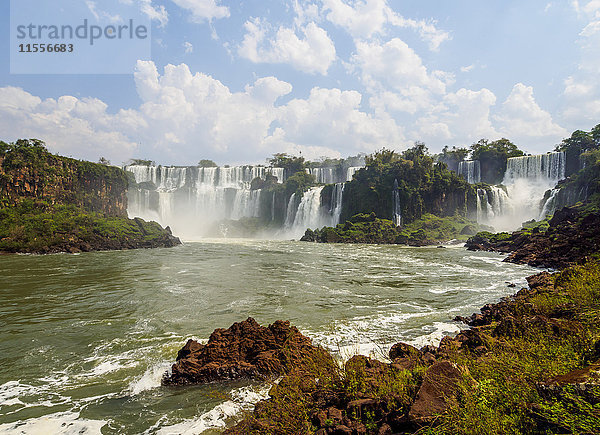 Blick auf die Iguazu-Fälle  UNESCO-Weltkulturerbe  Puerto Iguazu  Misiones  Argentinien  Südamerika