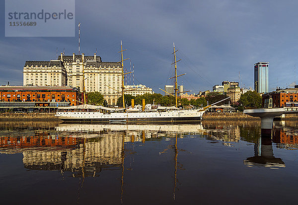 Blick auf Puerto Madero und das Museumsschiff ARA Presidente Sarmiento  Stadt Buenos Aires  Provinz Buenos Aires  Argentinien  Südamerika