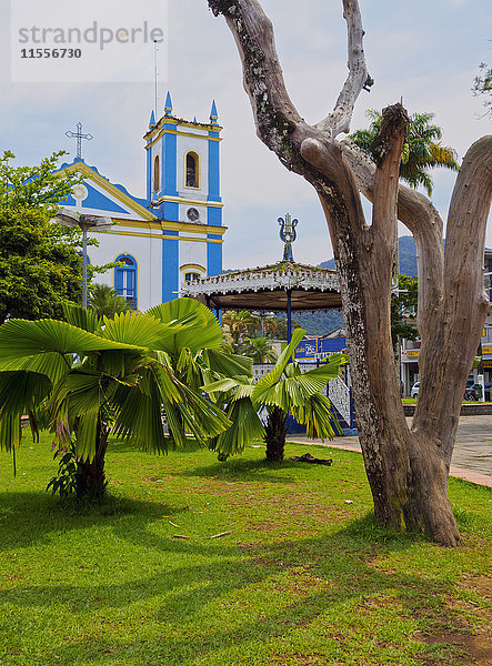 Blick auf die Kirche Exaltacao da Santa Cruz  Ubatuba  Bundesstaat Sao Paulo  Brasilien  Südamerika