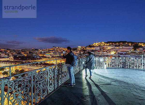 Dämmerungsansicht des Santa Justa Lift Aussichtspunktes  Lissabon  Portugal  Europa