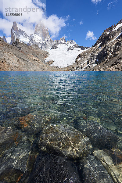 Steine durch das Wasser des Lago de los Tres mit dem Monte Fitz Roy im Hintergrund  Patagonien  Argentinien  Südamerika