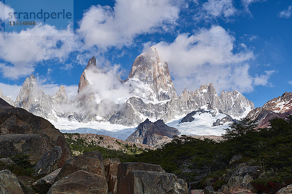 Monte Fitz Roy eingerahmt von Felsen und Bäumen in der Nähe von Arroyo del Salto in Patagonien  Argentinien  Südamerika