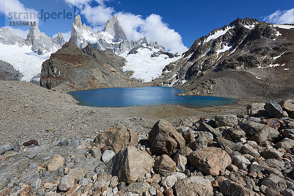 Der Berg Fitz Roy mit dem Lago de los Tres in der Nähe seines Gipfels in Patagonien  Argentinien  Südamerika