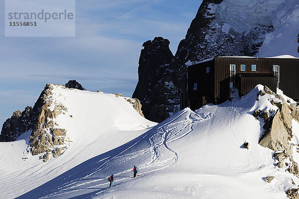 Grand Capucin und Refuge des Cosmiques (Cosmiques-Hütte)  Chamonix  Rhone-Alpen  Haute Savoie  Französische Alpen  Frankreich  Europa