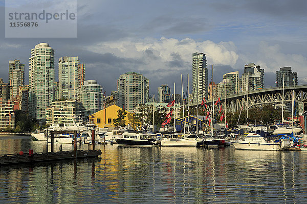 Granville Island  Vancouver und Skyline  Vancouver  British Columbia  Kanada  Nordamerika