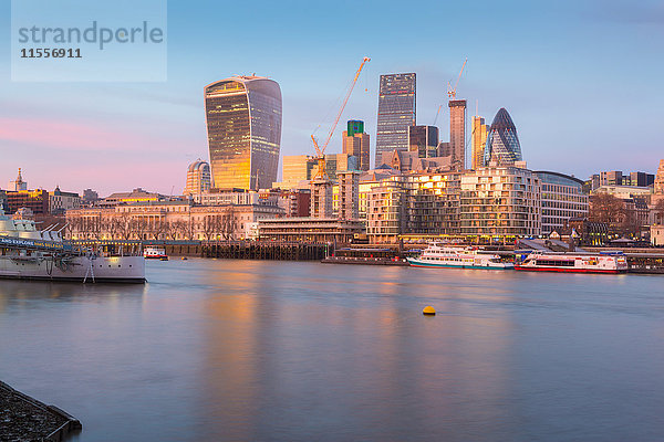 Die Skyline der Stadt London und die Themse von der South Bank aus  London  England  Vereinigtes Königreich  Europa