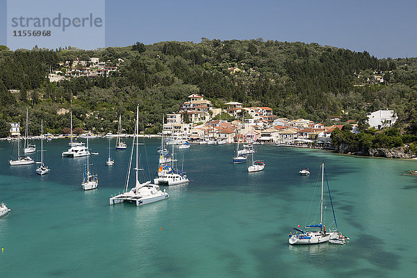 Yachten vor Anker in der Bucht  Lakka  Paxos  Ionische Inseln  Griechische Inseln  Griechenland  Europa