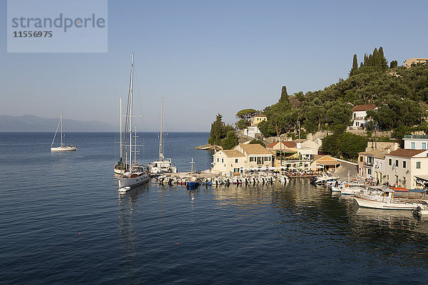 Blick über den Hafen  Loggos  Paxos  Ionische Inseln  Griechische Inseln  Griechenland  Europa