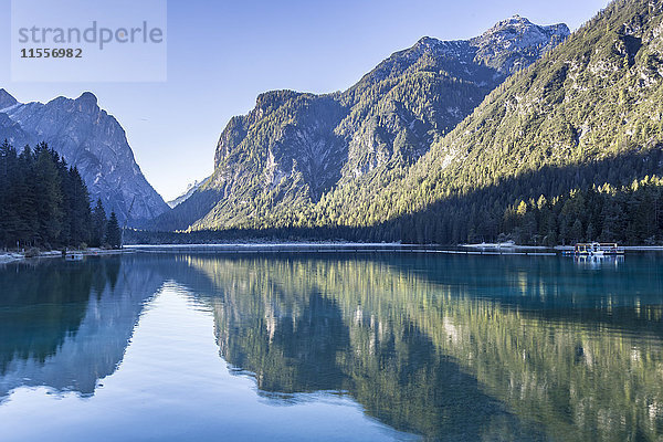 Toblacher See (Toblacher See) in den italienischen Dolomiten  Südtirol  Italien  Europa