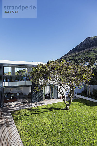 Sonniges  luxuriöses Haus mit Schaufenster und Hof unter dem Berg