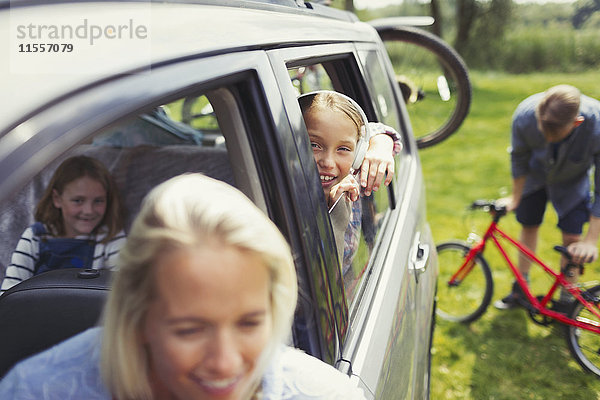 Portrait lächelndes Mädchen mit Familie im Auto