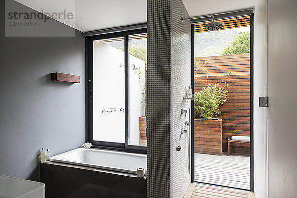 Modernes Innenraumbad mit Badewanne und Dusche