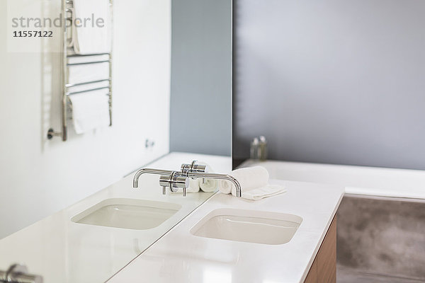 Modernes  minimalistisches Home Showcase im Badezimmer mit Waschbecken und Spiegel