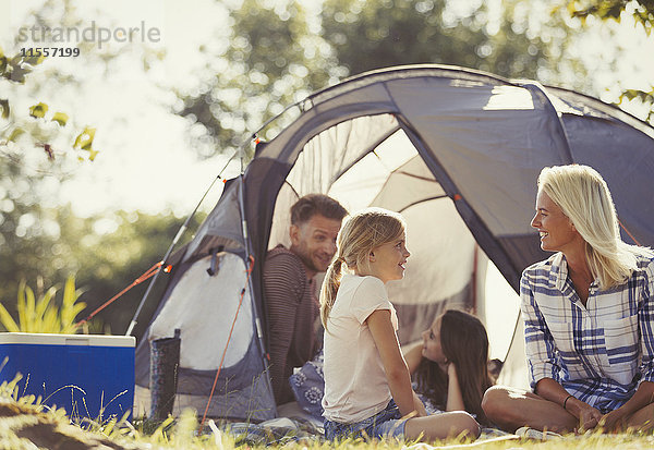 Familiengespräch und Entspannung im Freien auf dem sonnigen Campingplatz