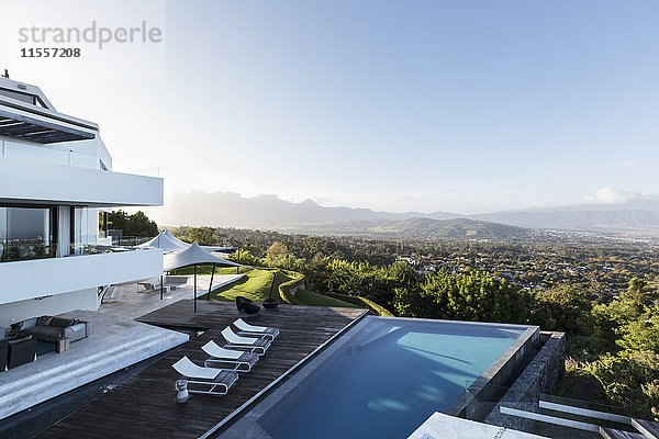 Modernes  luxuriöses Haus mit Swimmingpool und Blick auf die Berge