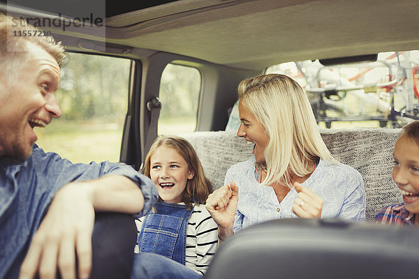 Verspieltes Familienlachen und Singen im Auto