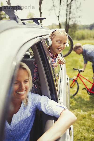 Glückliche Mutter und Tochter im Auto