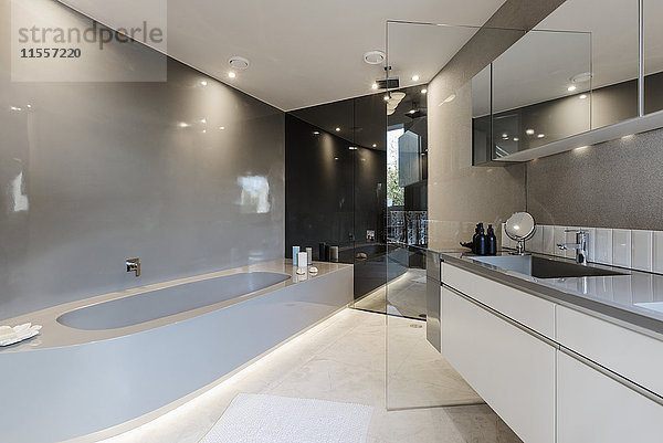 Modernes luxuriöses Schaufenster im Badezimmer