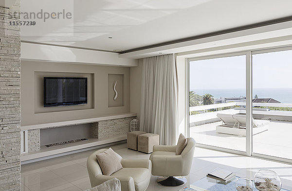 Beige und weiß modernes luxuriöses Haus Schaufenster Innenraum Wohnzimmer