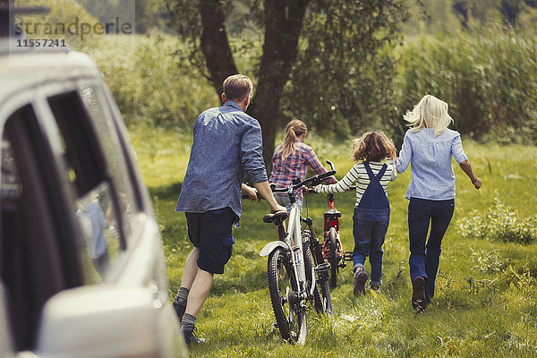 Familienwandern Mountainbikes abseits vom Auto