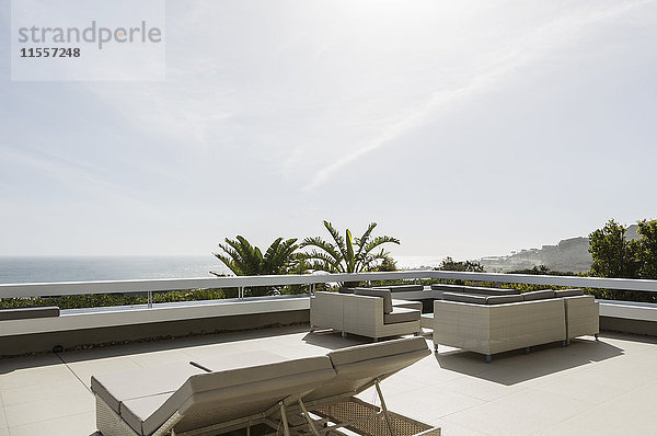 Sonnige  moderne und luxuriöse Terrasse mit Liegestühlen