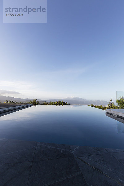 Ruhiger  luxuriöser Infinity-Pool unter blauem Himmel