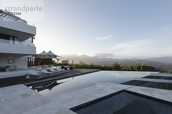 Ruhiges  modernes  luxuriöses Haus mit Pool und Bergblick.
