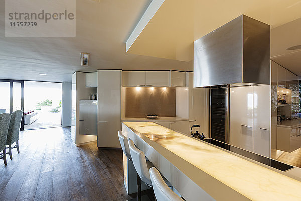 Beleuchtete  moderne  minimalistische Luxus-Wohnraum-Vitrine Küche