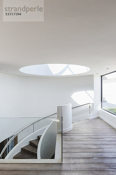 Rundes Oberlicht am oberen Ende der Treppe in einem modernen  luxuriösen Musterhaus