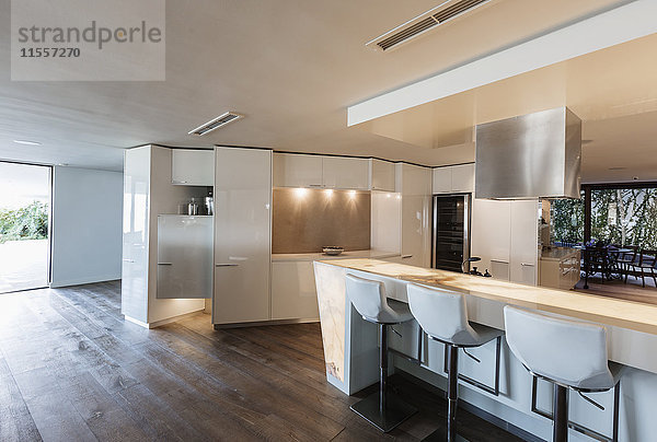 Modernes  minimalistisches Luxus-Wohnzimmer mit Vitrine und Küche