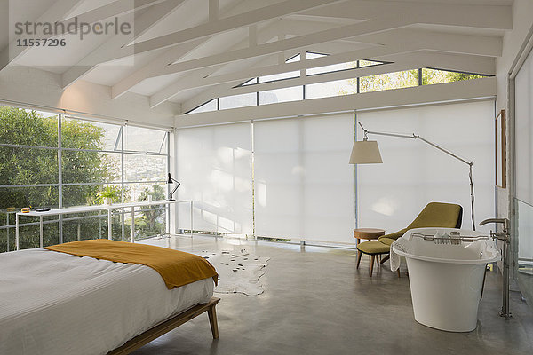 Modernes  minimalistisches Wohnhaus: Schlafzimmer mit Gewölbedecke