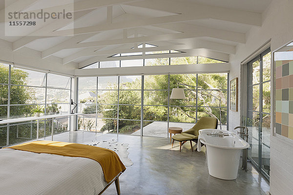 Modernes luxuriöses Musterhaus mit Schlafzimmer und Gartenblick