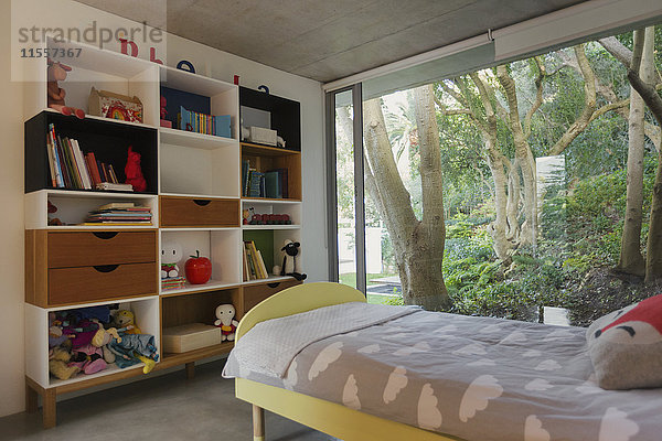 Home showcase interior Kinderzimmer mit Blick auf Bäume im Garten
