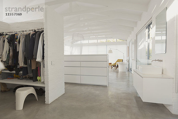 Weißer  moderner  minimalistischer begehbarer Kleiderschrank und Badezimmer-Waschtisch