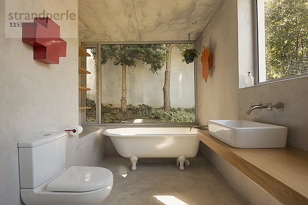 Modernes  minimalistisches Luxusbad mit Badewanne und Fenstern