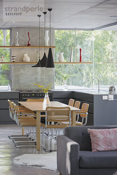 Modernes Haus Schaufenster Interieur Küche und Esstisch