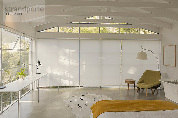 Modernes  minimalistisches Schlafzimmer mit gewölbter Holzbalkendecke