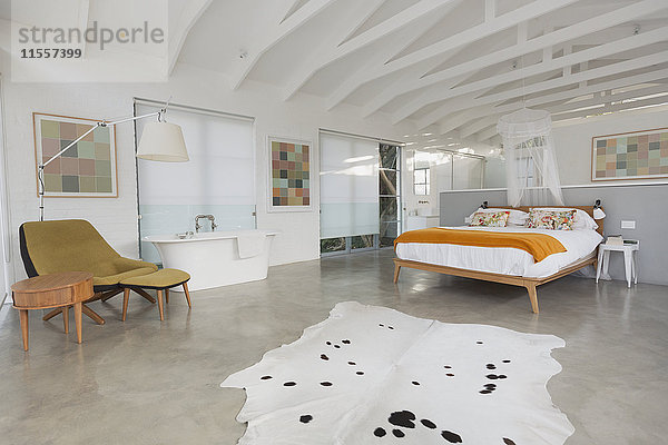 Modernes  minimalistisches Haus mit Hotelzimmer mit Holzbalkengewölbe und Badewanne