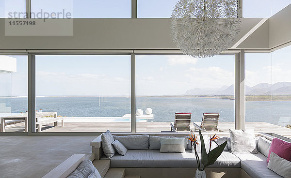 Modernes Luxus-Wohnzimmer mit Blick aufs Meer