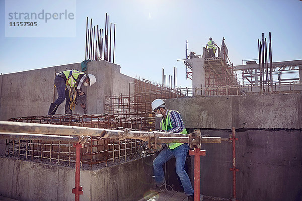 Bauarbeiter auf der sonnigen Baustelle