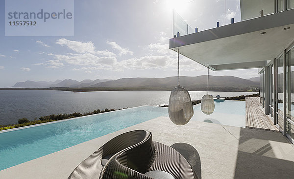 Sonniges  modernes  luxuriöses Haus mit Pool und Meerblick.