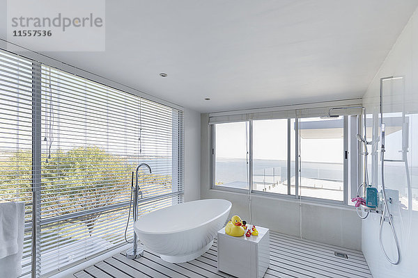 Modernes Luxusdomizil: Badezimmer mit Badewanne und Meerblick