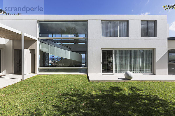 Sonniges  modernes  luxuriöses Haus im Außenbereich mit Grashof